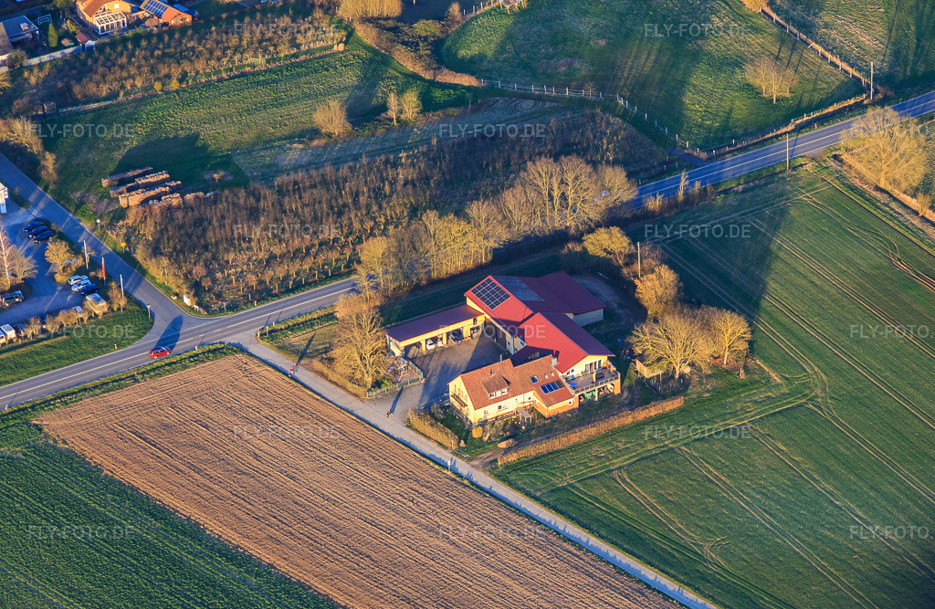 Luftbild: Gehöft an der B427 in Oberhausen im Bundesland Rheinland-Pfalz in Deutschland. Foto: IMG_145640.jpg vom 19.03.2025 durch Werner Riehm/FLY-FOTO.de