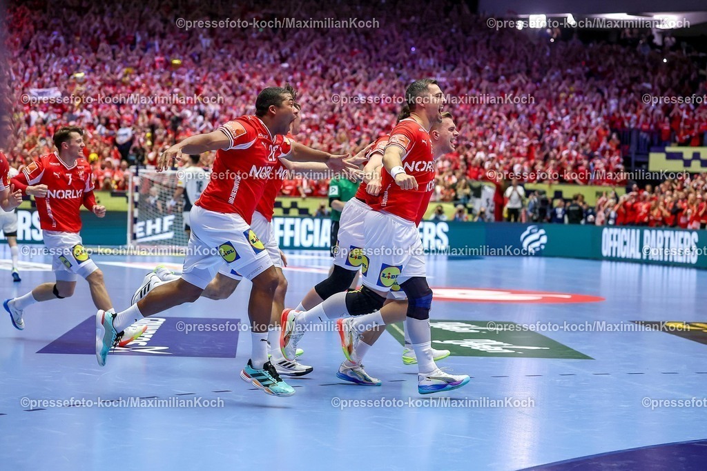 EHF01022602127 | 01.02.2026, Handball, Men's EHF EURO 2026, Deutschland - Dänemark, Jyske Bank Boxen in Herning, Final: Dänemark ist Europameister. Die Mannschaft feiert den Sieg jubelnd auf dem Spielfeld.  xxxxxxxxxxxxx