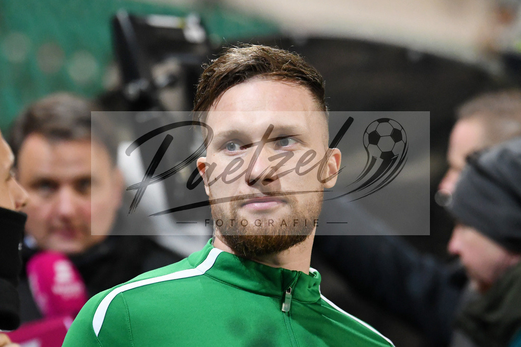 20200214_SCPFWK_0006 | Fussball, Herren: Jan Loehmannsroeben (SC Preussen Muenster) schaut waehrend des Spiels der 3. Liga zwischen SC Preussen Muenster und FC Wuerzburger Kickers im Preussenstadion am 14.02.2020 in Muenster, Deutschland.DFB / DFL REGULATIONS PROHIBIT ANY USE OF PHOTOGRAPHS AS IMAGE SEQUENCES AND/OR QUASI-VIDEO. - Realisiert mit Pictrs.com