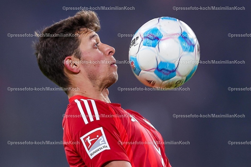 Due17012502142 | 17.01.2025, Fußball, Fortuna Düsseldorf - SV Darmstadt 98, 2.. Fußball Bundesliga, 18. Spieltag, Merkur Spiel-Arena, Saison 2024 2025: Tim Oberdorf (Fortuna Düsseldorf #15)DFB regulations prohibit any use of photographs as image sequences and or quasi-video.