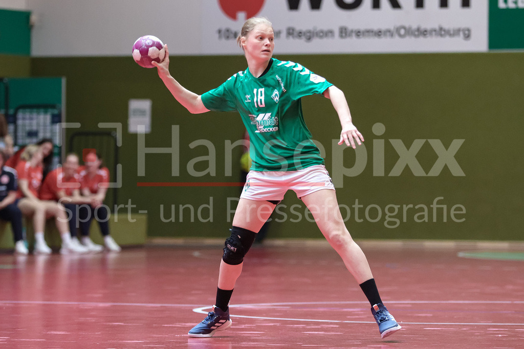 Handball, 2. Bundesliga Frauen, SV Werder Bremen - 1. FSV Mainz 05 | v.li.: Denise Engelke (SV Werder Bremen, 18) Freisteller am Ball, Einzelfoto, Spielszene, Aktion, Action