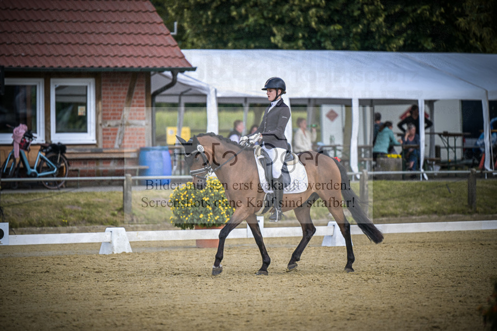 DOS_2400 | Entdecke hochwertige Reitturnierfotos von Foto Oger. Professionell, emotional und authentisch – jetzt Lieblingsmomente im Shop bestellen.Deutschlandweite Turnierfotografie. - Realisiert mit Pictrs.com