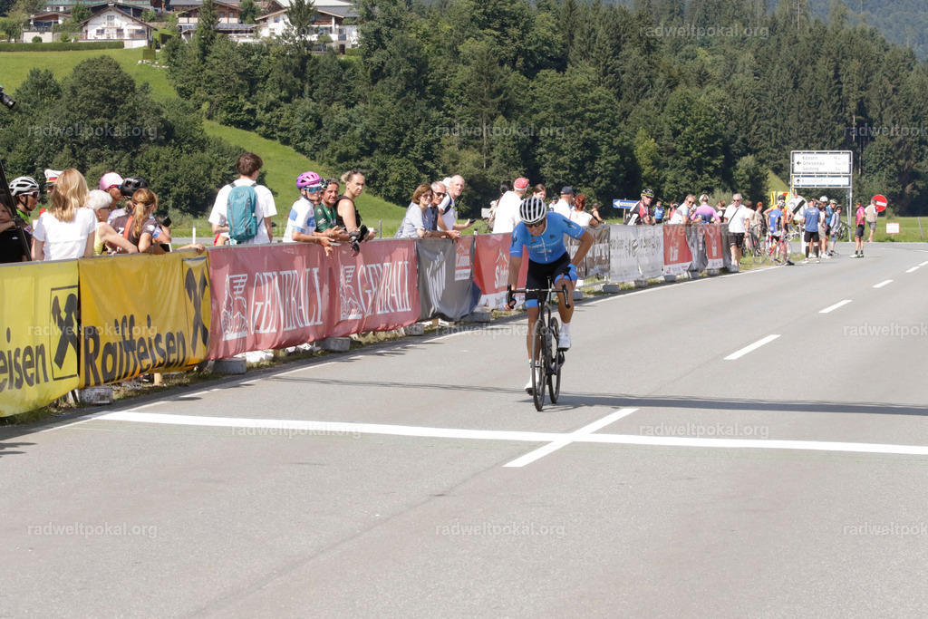 979_20230817_Bewerb_Maenner_Muehlanger | AUT - OESTERREICH, 2023-08-16: SPORT RENNRAD-FAHREN - 55. INTERNATIONALER RADWELTPOKAL IN ST. JOHANN IN TIROL  - Vintage-Radrennen mit WM-Bronze-Medaillen-Siegerin Christina Schweinberger, den Teilnehmer und Alexander Baumann (vom Orginastions-Team) - TAG 2 BEWERB MAENNER IN SECHS GRUPPEN  ; Foto: Roland Muehlanger