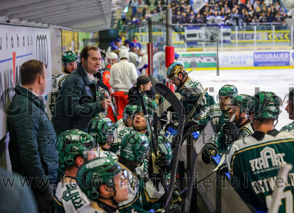 2025-09-26_138_TSV_Erding_gegen_SC_Riessersee | Erding, Deutschland, 26.09.2025:Eishockey, Oberliga Süd 2025 / 2026, 3. Spieltag, TSV Erding gegen SC Riessersee, Endergebnis: 3:5Teamchef Dominik Quinlan (Erding Gladiators), Louis Trattner (Erding Gladiators, #7), Marco Pfleger (Erding Gladiators, #47), Grady Hobbs (Erding Gladiators, #22)Foto: Christian Riedel / fotografie-riedel.net