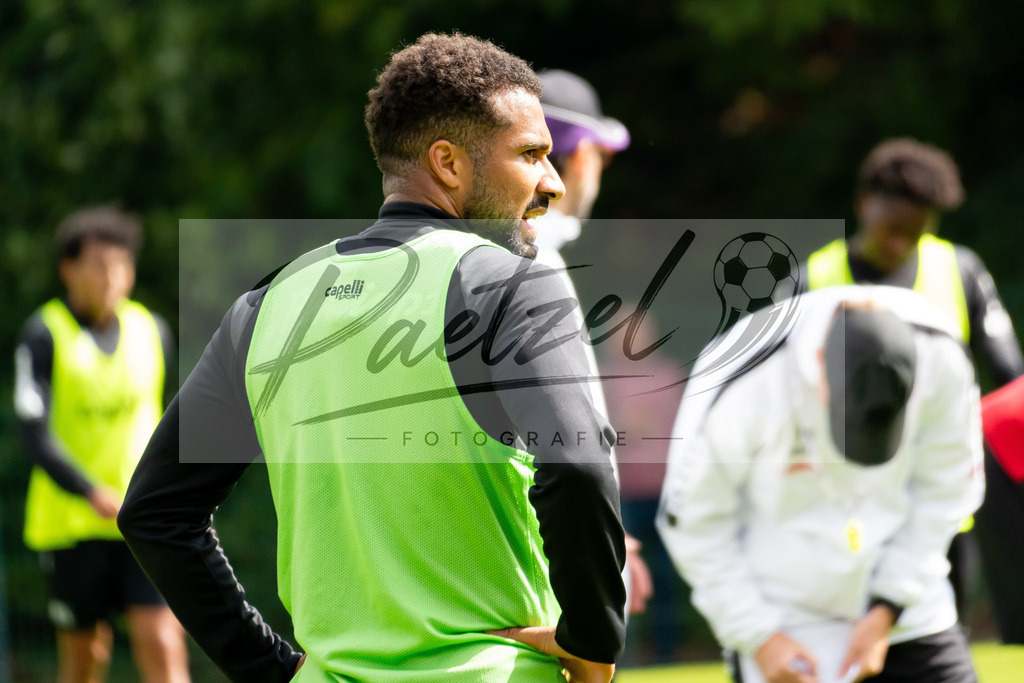 20260909_TRAOSN_0377 | Fußball, Herren: Daniel Kyereh (VfL Osnabrück) schaut beim Training des VfL Osnabrück am 09.09.2026 im Sportpark Illoshöhe in Osnabrück, Deutschland.(Foto von Nico Paetzel) - Realisiert mit Pictrs.com