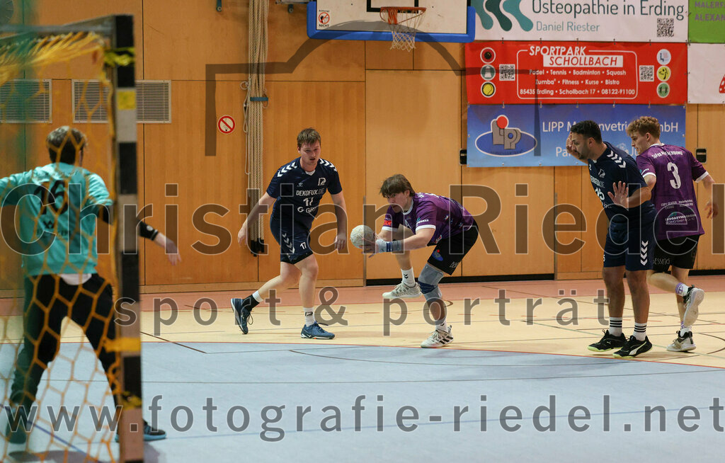 2023-12-09_104_SpVgg_Altenerding_gegen_TSV_Indersdorf | Erding, Deutschland, 09.12.2023:
Handball, Bezirksoberliga Männer 2023 / 2024, 10. Spieltag, SpVgg Altenerding gegen TSV Indersdorf, Endergebnis: 42:25

Daniel Kiss (TSV Indersdorf, #16), Andreas Reuther (TSV Indersdorf, #17), Kilian Jödecke (SpVgg Altenerding, #41), Aymen Balegh (TSV Indersdorf, #15), Jabob Thees (SpVgg Altenerding, #3)

Foto: Christian Riedel / fotografie-riedel.net
