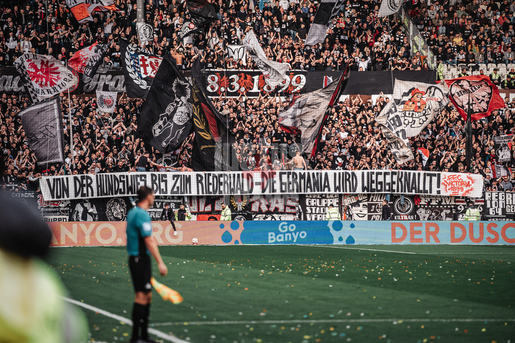 Fußball | Männer | Saison 2025/2026  | Fußball-Bundesliga | 25. Spieltag | FC St. Pauli vs. Eintracht Frankfurt | 08.03.2026 | Spruchband Banner Transparent der Fans aus Frankfurt, von der Hundewies bis zum Riederwald - Die Germania Wird Weggeknallt