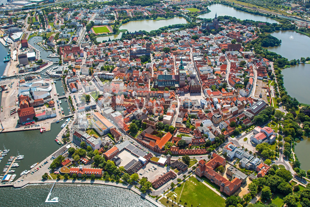 Wandbild-Stralsund-Luftbild-Ostsee-FOCO7583 | Luftaufnahme Stralsund mit Hafeninsel und historischer Altstadt  - Realisiert mit Pictrs.com