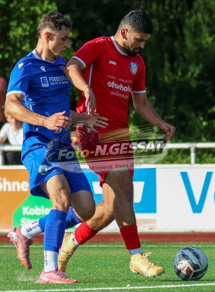 TuS Bardüttingdorf - TuRa Löhne | Auf dem Bild zu sehen: blau SV Löhne-Obernbeck: Marian-Claudiu Gramada ; rot SG FA Herringhausen/Eickum: Juan Joel Akman SV Löhne-Obernbeck, SG FA Herringhausen/Eickum, Saison 26/27, Fistelmann SuperCup - Realisiert mit Pictrs.com