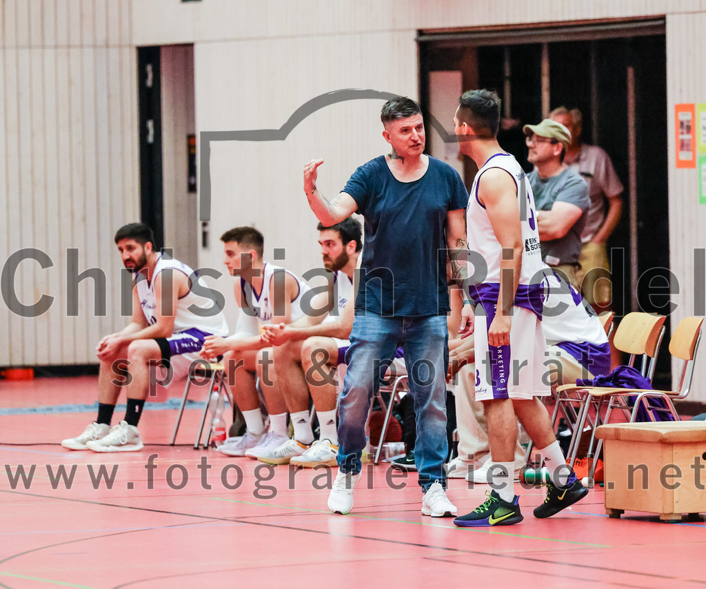 2022-05-15_112_SpVgg_Altenerding_gegen_TSV_Muenchen-Forstenried | Erding, Deutschland, 15.05.2022:
Basketball, Bezirksliga 2021 / 2022, Play-Offs, SpVgg Altenerding gegen TSV München-Forstenried, Endergebnis: 55:57

Trainer Christos Takis Paraschidis (SpVgg Altenerding)

Foto: Christian Riedel / fotografie-riedel.net