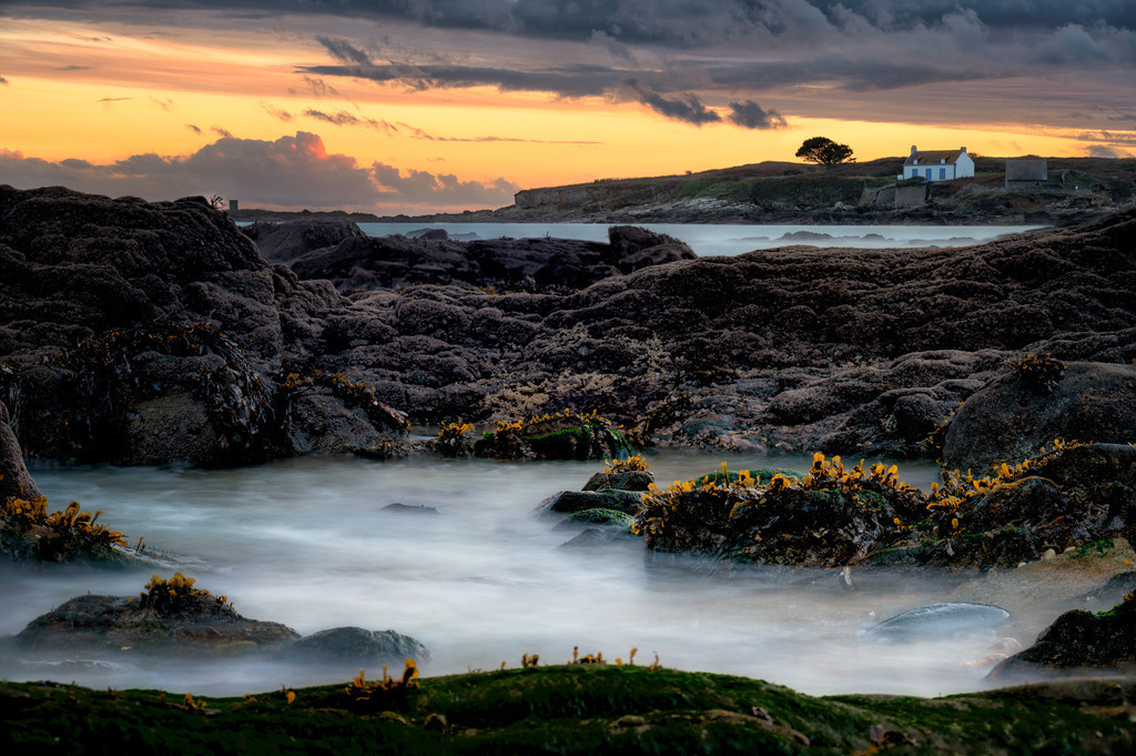 Ile Raguénez | Die Ile Raguénez bei Nevez an der Südküste der Bretagne ist nur bei Flut eine Insel. Bei Ebbe kann die Privatinsel zu Fuss erreicht und umrundet werden. Diese Foto entstand bei Ebbe auf der Landbrücke; kurz darauf war der Vordergrund wieder unter Wasser.

Das Bild 1/5 ist für die Ausstellung im Herbst  2022 reserviert und erst dann verkäuflich.
-----------------------------------------------------------------
The Ile Raguénez near Nevez on the south coast of Brittany is only an island at high tide. At low tide, the private island can be reached and circled on foot. This photo was taken at low tide on the land bridge; shortly afterwards the foreground was again under water.

The picture 1/5 is reserved for the exhibition in autumn 2022 and is only then available for sale.
-----------------------------------------------------------------
Dieser Druck ist in einer limitierten Auflage von 5 Exemplaren erhältlich. 
This print is available in a limited edition of 5 copies. 
http://art.hess.photography/128-bach-trifft-ozean-i.html - Realisiert mit Pictrs.com