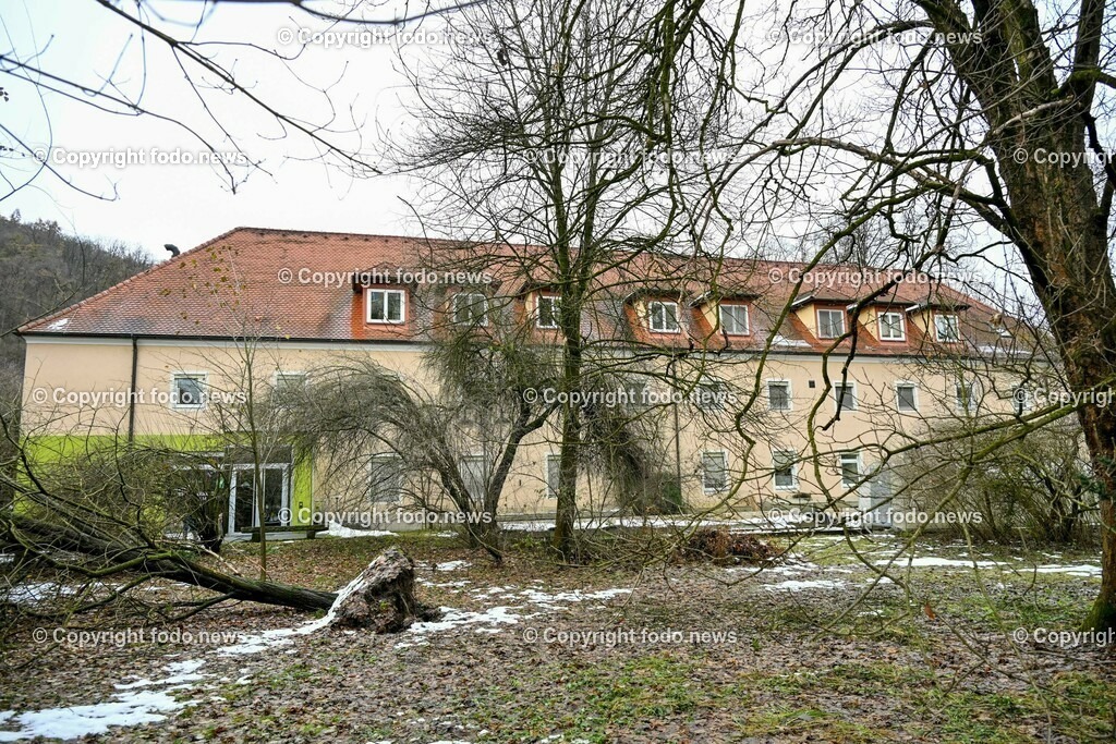 Biologiezentrum Linz_ 12.12.2023-11 | 12.12.2023, Biologiezentrum Linz, AUT, Biologiezentrum, im Bild Gebauede, Eingang, Schild, Garten
