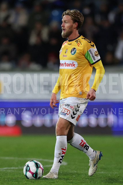 TSV Egger Glas Hartberg vs SV Oberbank Ried – Austrian Bundesliga Match | The image shows Oliver Steurer (Ried) with ball, at the Bundesliga match TSV Hartberg vs SV Ried at Profertil Arena Hartberg. 22.11.2025