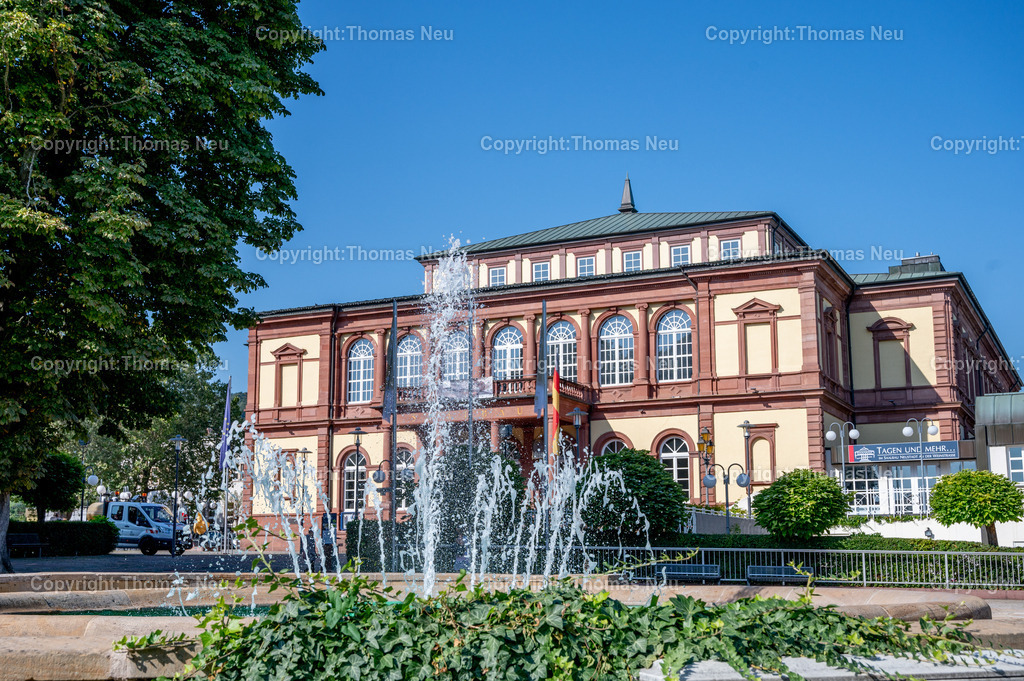 Neustadt-an-der-weinstrasse-pfalz-saalbau-Fotografie-Thomas_Neu_2 | Neustadt an der Weinstraße gehört zu den prägenden Orten der Pfalz – bekannt für seine Altstadt, die Weinberge und die Nähe zum Hambacher Schloss.Die Fotografien dieser Galerie zeigen unterschiedliche Perspektiven: enge Gassen, Fachwerkhäuser und Plätze ebenso wie die weiten Landschaften der umliegenden Weinregion. Über allem liegt der Blick zum Hambacher Schloss, das als historischer Ort eine besondere Bedeutung für die deutsche Demokratiegeschichte hat.Im Wechsel von Nähe und Weite entstehen ruhige, ausgewogene Bildserien. Lichtstimmungen und Details stehen im Vordergrund und vermitteln ein unaufgeregtes Bild der Region – zwischen Alltag, Geschichte und Landschaft.