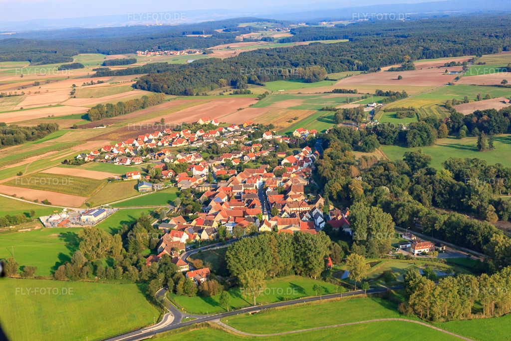 Luftbild: Ortsansicht aus Westen mit Ruine Wasserschloss in Pommersfelden im Bundesland Bayern in Deutschland. Foto: IMG_45722-1769.jpg vom 25.09.2011 durch Werner Riehm/FLY-FOTO.deAuflösung des Originals: 4752 x 3168 px