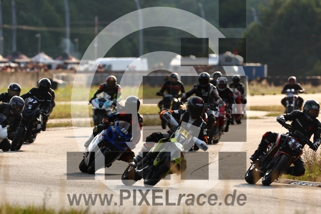 start-20240803_05334 | Schöne Erinnerungen an spannende Momente - das festzuhalten ist unser Job. PIXELrace.de ist seit 2003 auf den Rennstrecken Europas unterwegs um die Action draußen beim Fahren und die wunderbare Stimmung imm Fahrerlager für euch einzufangen.