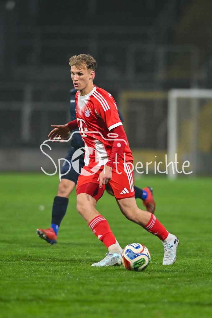 FC Bayern Amateure - SpVgg Unterhaching | MÜNCHEN, DEUTSCHLAND - 24. FEBRUAR: am Ball Anton HEINZ (FC Bayern München II 9) während dem Spiel zwischen den Amateuren des FC Bayern München und der SpVgg Unterhaching am 25. Spieltag der Regionalliga Bayern im Grünwalder Stadion