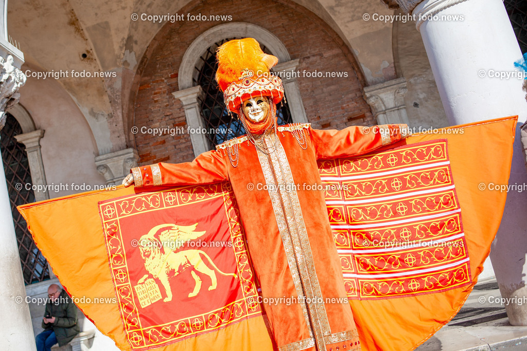 Italien_ Venedig_ 03.03.2025-22 | 03.03.2025, Italien, ITA, Venetien, Venedig, im Bild Venedig, Stadtansichten, Touristen, Reisefeature, Karneval, Masken, maskiert, venezianisch, Reise, Venedig, Venezia, Venetien, Stadtansicht, Campanile, Canale Grande, Markusplatz, Markuskirche, Touristen, Gondel, Gondolere, Faehre, Motorboot, Wassertaxi, Vaporetto, Adria, Lagune, Pfahlbauten, Bruecke, Rialtobruecke, La Gondola, Dogenpalast, Italien, Creativ, Kreativ