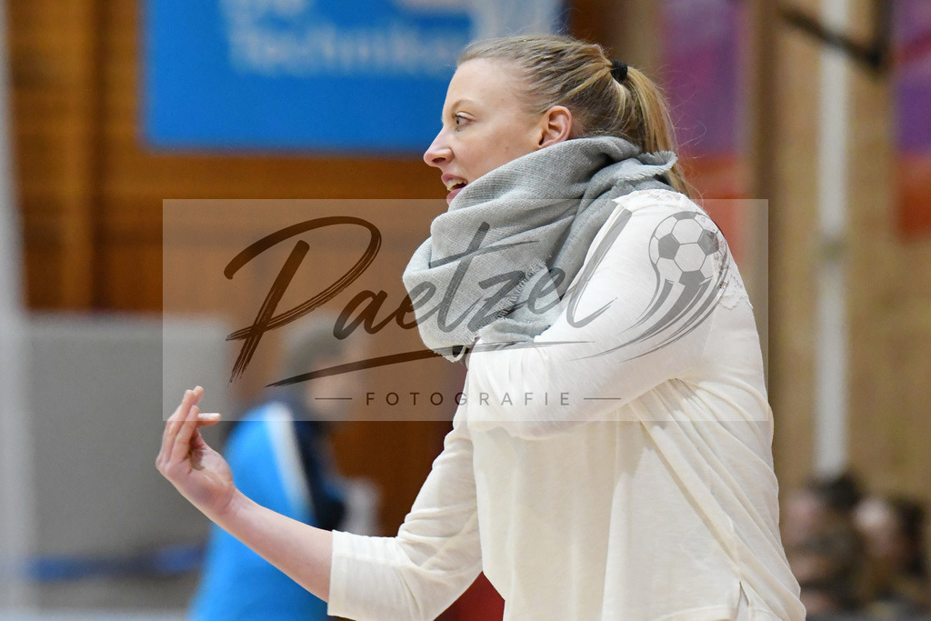 20200209_PAOEBS_0049 | Basketball, Frauen: Trainerin / Headcoach Constanze Wegner (Panthers Academy Osnabrueck) gestikuliert waehrend des Spiels der 2. DBBL zwischen Panthers Academy Osnabrueck und Eintracht Braunschweig im datos – home of the panthers am 09.02.2020 in Osnabrueck, Deutschland. - Realisiert mit Pictrs.com