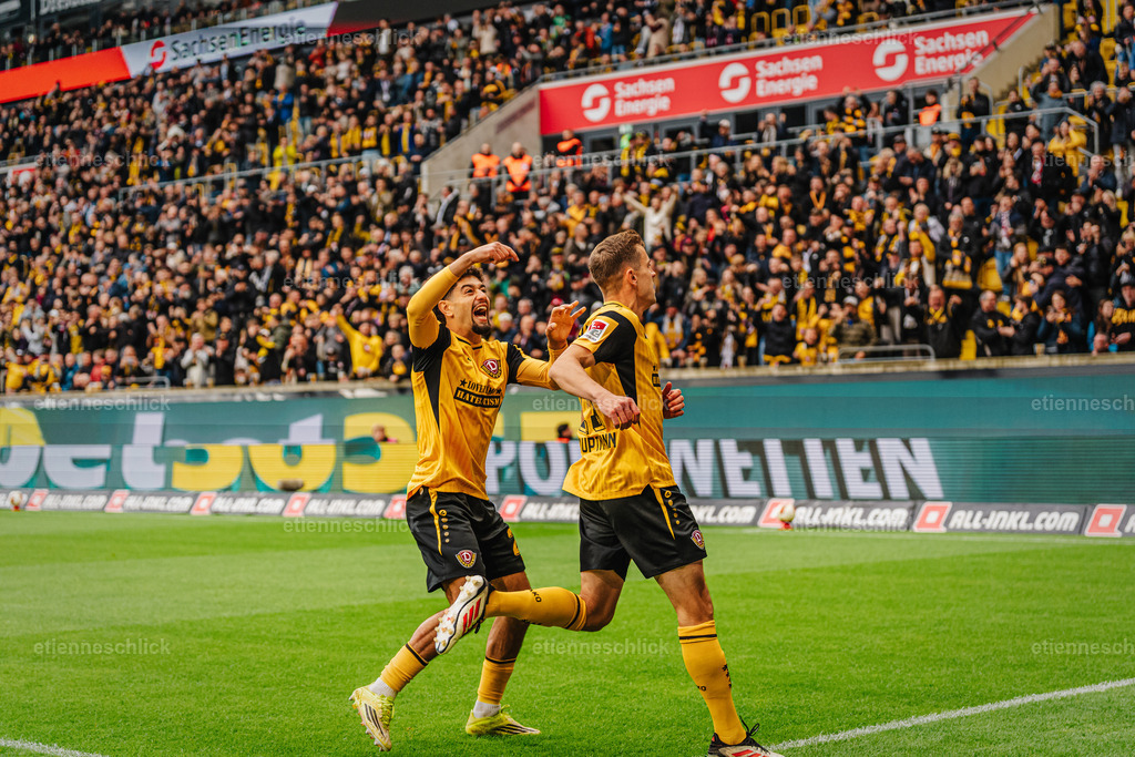 Dresdner SC - Allianz MTV Stuttgart, DEKRA 1. Bundesliga Frauen, Volleyball | Im Bild: Niklas Hauptmann (27, SG Dynamo Dresden) trifft 11 Meter nach Faul18.10.2026, SG Dynamo Dresden - 1. FC Magdeburg, 2. BUNDESLIGA - 8. SPIELTAG, Fußball, Deutschland, Dresden, Rudolf-Harbig-Stadion