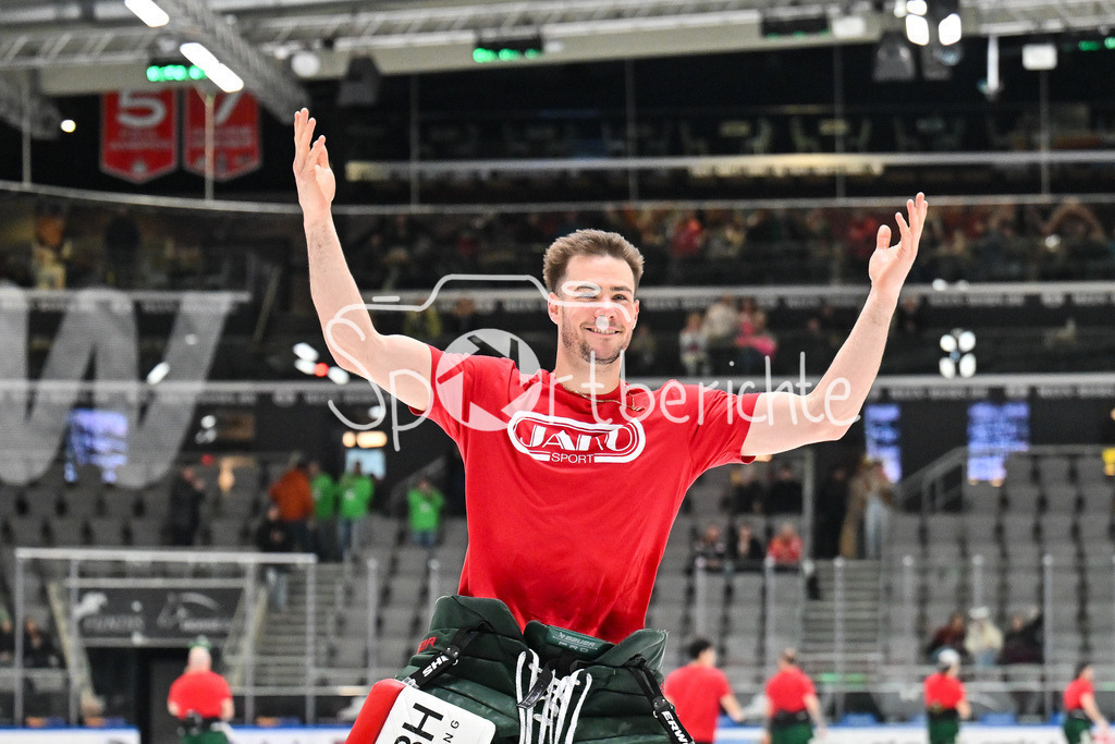 Augsburger Panther - Eisbären Berlin | AUGSBURG, GERMANY - 27. JANUARY: die Mannschaft der Panther feiert zusammen mit den Fans den 2-1 Heimsieg gegen Berlin nach dem Match zwischen den Augsburger Panthern und den Fischtown Pinguins am 43. Spieltag der Penny DEL im Curt Frenzel Stadion - Peyton JONES (Augsburger Panther 41)