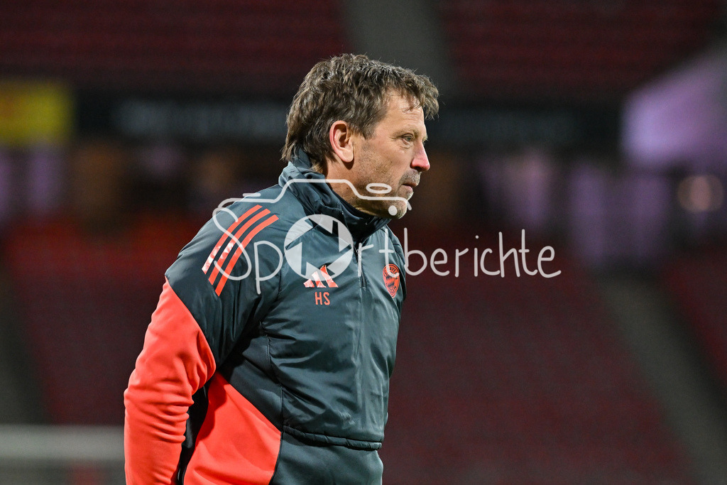 1. FC Nürnberg II - FC Bayern Amateure | NÜRNBERG, GERMANY - 21. APRIL: im Bild Holger SEITZ Cheftrainer FC Bayern München II während dem Match zwischen dem 1. FC Nürnberg II und den Amateuren des FC Bayern am 30. Spieltag der Regionalliga Bayern im Max-Morlock Stadion