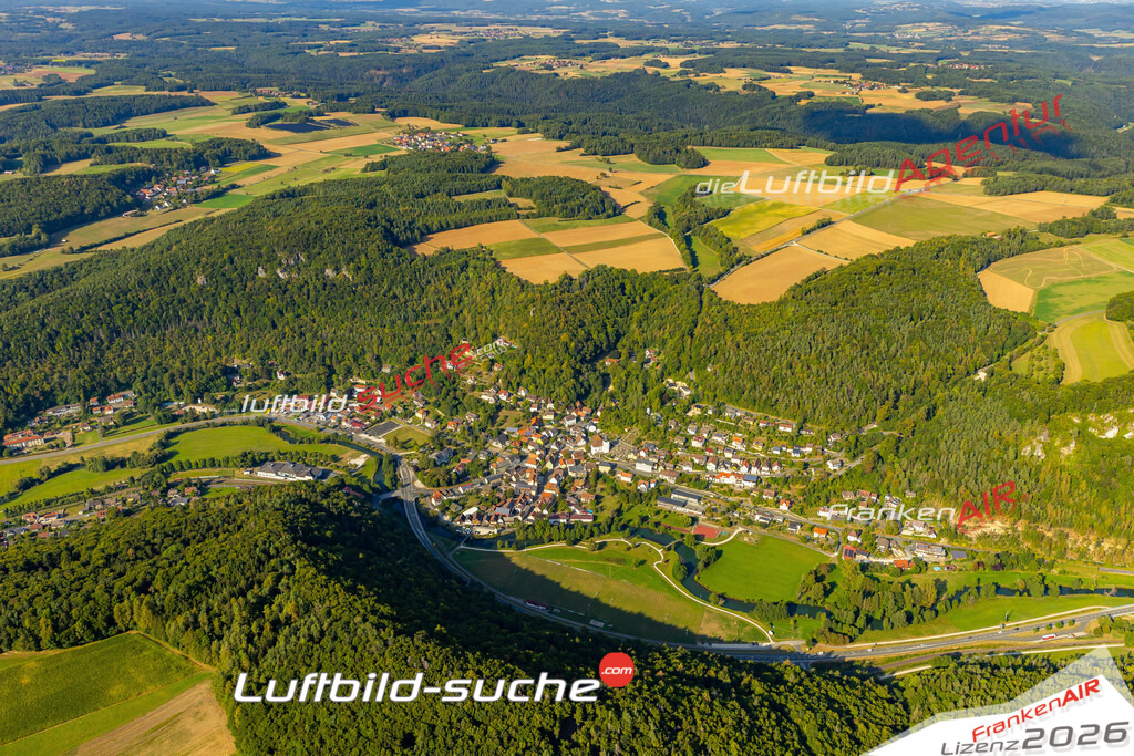 Das Luftbild zeigt : Muggendorf Wiesenttal - Die Luftaufnahme wurde 2024 vom UL-Flugzeug aus erstellt ( keine Drohne ) - Hochauflösende Luftaufnahme - Für grossformatige Ausdrucke geeignet. Die Geschenkidee !Mit Lizenz und Bildrechte bestellbar