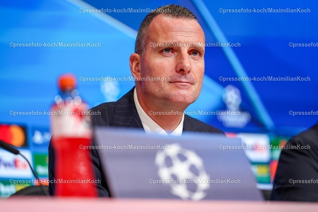 UCL22102501133 | 22.10.2025, Fußball, UEFA Champions League, FC Bayern München - Club Brügge, Allianz Arena, Saison 2025 2026: Die Trainer bei der Pressekonferenz nach dem Spiel - Cheftrainer Nicky Hayen (Club Bruegge #hc) sichtlich unzufriedenRegulations prohibit any use of photographs as image sequences and or quasi-video.