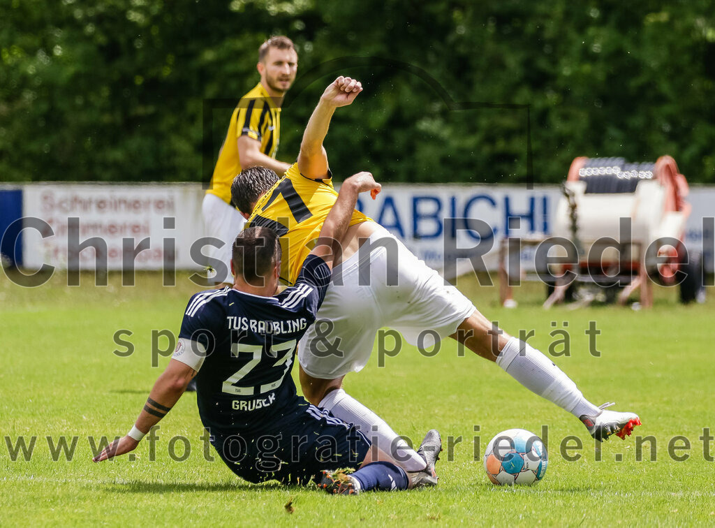 2023-07-29_112_FC_Moosinning_gegen_TuS_Raubling | Moosinning, Deutschland, 29.07.2023:
Fußball, Bezirksliga Oberbayern Ost 2023 / 2024, 1. Spieltag, FC Moosinning gegen TuS Raubling, Endergebnis: 0:7

Michael Gruber (TuS Raubling, #23), Christian Reiser (FC Moosinning, #17)

Foto: Christian Riedel / fotografie-riedel.net