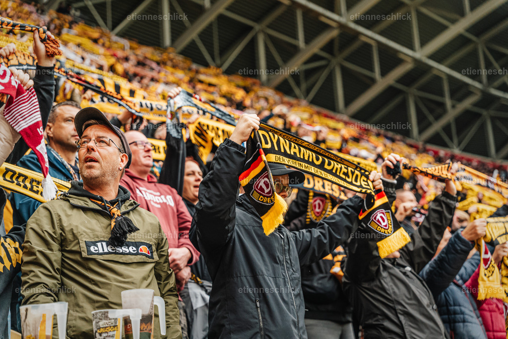 Dresdner SC - Allianz MTV Stuttgart, DEKRA 1. Bundesliga Frauen, Volleyball | Im Bild: Fan mit Dynamo-Schal18.10.2026, SG Dynamo Dresden - 1. FC Magdeburg, 2. BUNDESLIGA - 8. SPIELTAG, Fußball, Deutschland, Dresden, Rudolf-Harbig-Stadion