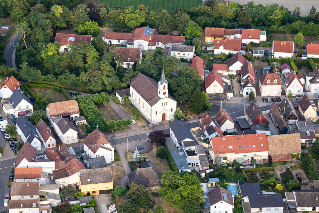 Luftbild: Pankratius Kirche im Ortsteil Berghausen in Römerberg im Bundesland Rheinland-Pfalz in Deutschland. Foto: IMG_109062.jpg vom 19.07.2018 durch Werner Riehm/FLY-FOTO.de