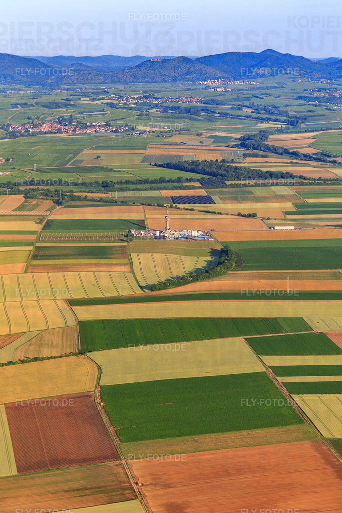 Bohrgelände des Tiefenbohrplatz V20 von Vercana GmbH für Vulcan Energy am Schleidberg zur Förderung von Geothermie und Lithium https://v-er.eu/ | Luftbild: Bohrgelände des Tiefenbohrplatz V20 von Vercana GmbH für Vulcan Energy am Schleidberg zur Förderung von Geothermie und Lithium https://v-er.eu/ in Insheim im Bundesland Rheinland-Pfalz in Deutschland. Foto: IMG_148344.jpg vom 17.06.2025 durch Werner Riehm/FLY-FOTO.de - Realisiert mit Pictrs.com