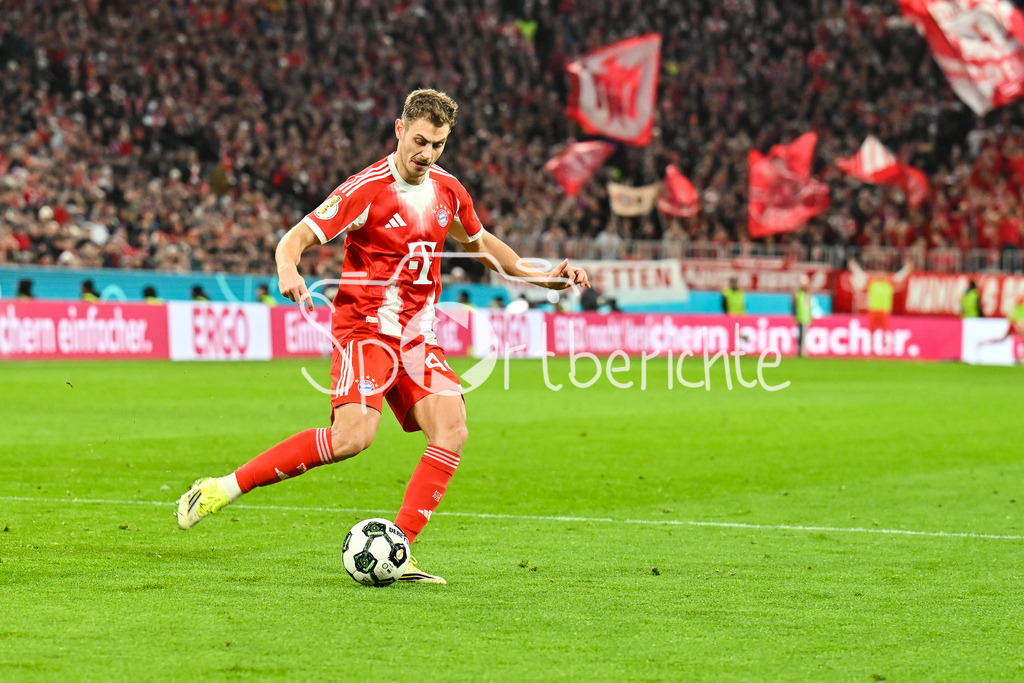 FC Bayern München - RB Leipzig | MUNICH, GERMANY - 11. FEBRUARY: AM BALL Josip STANISIC (FC Bayern Munich 44) / Einzelfoto / Freisteller während dem Spiel zwischen dem FC Bayern München und RB Leipzig beim Viertelfinale des DFB-Pokales in der Allianz Arena