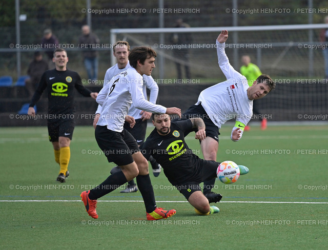20221120-6192-fuba-bickenb-messel-HEN-FOTO | 20.11.2022 Fussball Saison 2022 2023 Männer Kreisoberliga SKG Bickenbach - TSG Messel (2:0) v. li. 6 Jonas Mark Breiner (Messel) 8 Emre Yildirim (Bickenbach)  9 Cap. Fabian Galinski (Messel) (Foto: Peter Henrich) - Realisiert mit Pictrs.com