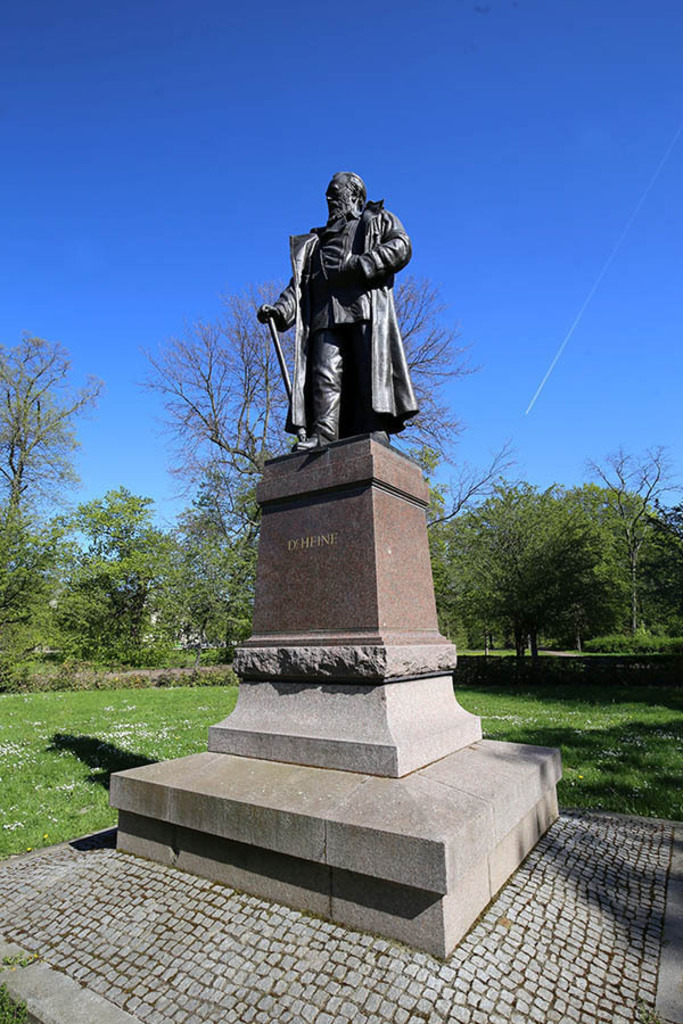 Foto: Leipzig - Karl Heine Denkmal | Das Team hinter BILDLEXIKON LEIPZIG bündelt historische wie aktuelle Informationen über die Stadt Leipzig in Text und Bild auf einer Plattform und stellt diese der interessierten Öffentlichkeit zur Verfügung.