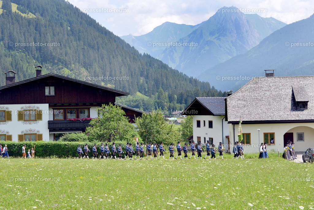 IMPRESSION-news-2022-Juli24-Bezirksschuetzenfest-Elbigenalp-D8-WTV_3783 | Info aus dem Bezirk Reutte/Ausserfern Tirol sowie eine umfangreiche Bilddatenbank über die gesamte Region: Lechtal, Talkessel Reutte, Tannheimertal, Zwischentoren. Lech, Plansee, Zugspitze, Grenztunnel, B179, Fernpassstraße, Verkehr, Lawinen, Tradition, - Realisiert mit Pictrs.com