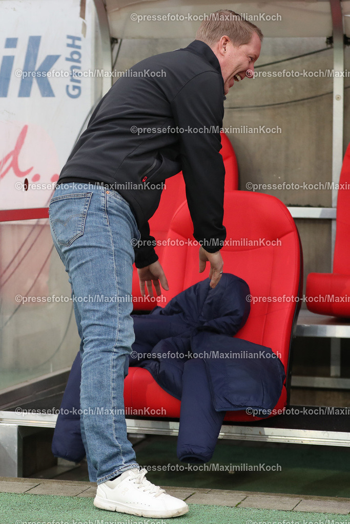 RWE06012402099 | 06.01.2024, Essen, Fußball, Herren, Stadion an der Hafenstraße, Testspiel, Rot-Weiss Essen – 1. FC Köln:  Der neue Cheftrainer Timo Schultz (1.FC Köln) bezieht bei seinem ersten Spiel für den Kölner FC das erste mal den Sitz auf der Trainerbank. 
DFB regulations prohibit any use of photographs as image sequences and or quasi-video.