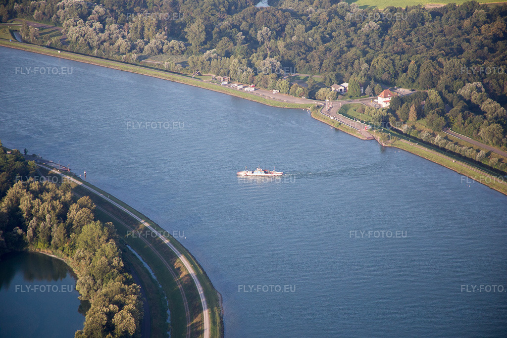 Vue aérienne: Ferry du Rhin à Drusenheim à Drusenheim dans le département Bas Rhin, France. Photo: IMG_093112.jpg prise le 16/08/2016 par Werner Riehm/FLY-FOTO.eu – Résolution de l'original: 5472 x 3648 px