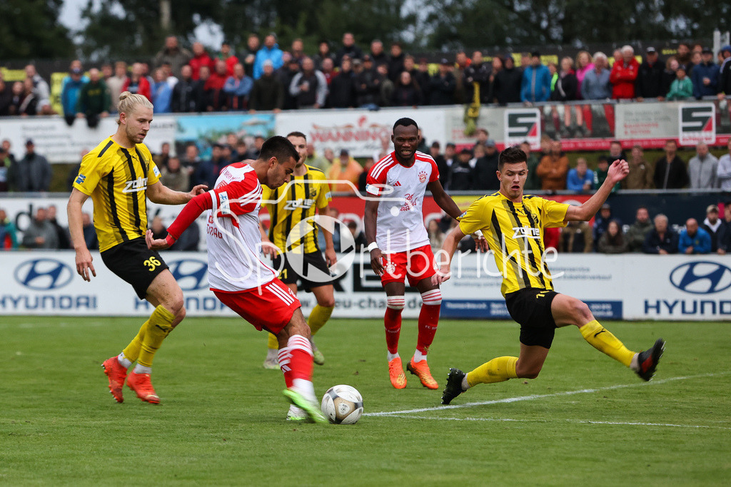 DJK Vilzing - FC Bayern Amateure | Der Schuss von Lucas Fernando COPADO SCHROBENHAUSER (FCB #9) kann in letzter Sekunde noch geblockt werden