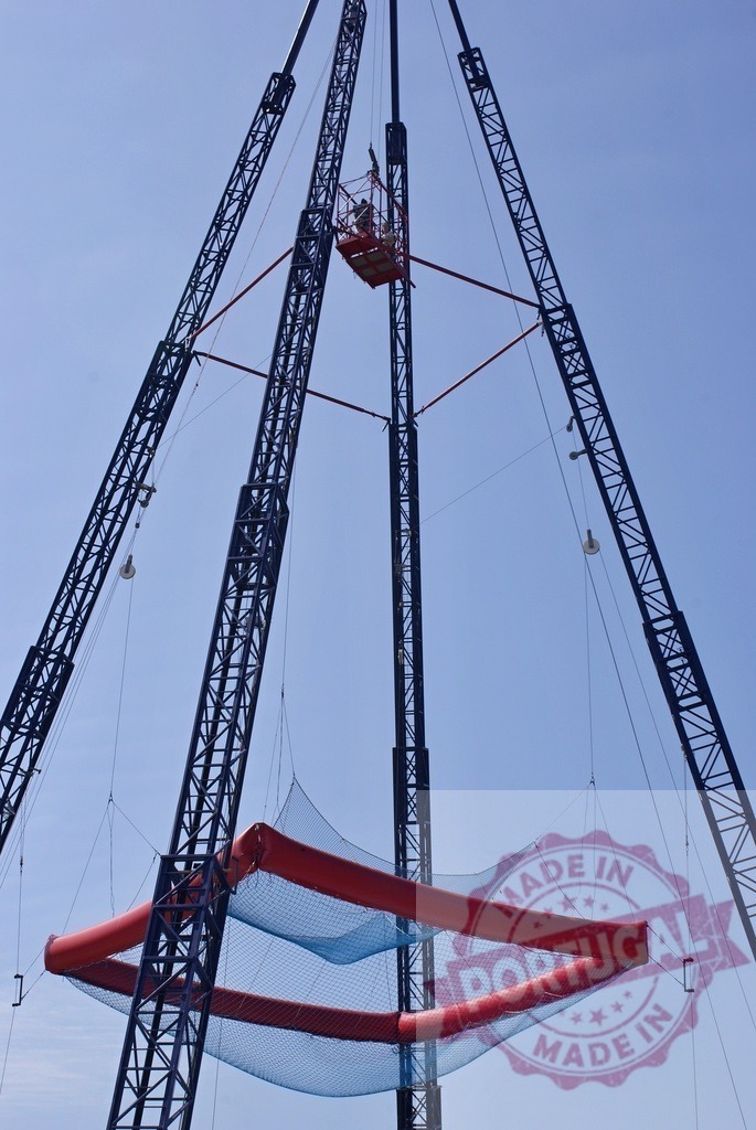 People preparing for a reverse bungee jumping ride | Thrill seekers inside a cage preparing for a freefall on an amusement park ride - Realisiert mit Pictrs.com
