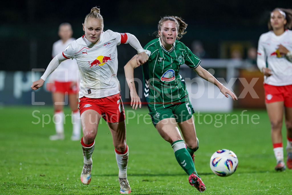Fussball, Google Pixel Frauen-Bundesliga, SV Werder Bremen - RB Leipzig | v.li.: Victoria Krug (RB Leipzig, 20) und Reena Wichmann (SV Werder Bremen, 6) im Zweikampf, Duell, Dynamik, Aktion, Action, Spielszene, DIE DFB-RICHTLINIEN UNTERSAGEN JEGLICHE NUTZUNG VON FOTOS ALS SEQUENZBILDER UND/ODER VIDEOÄHNLICHE FOTOSTRECKEN. DFB REGULATIONS PROHIBIT ANY USE OF PHOTOGRAPHS AS IMAGE SEQUENCES AND/OR QUASI-VIDEO.