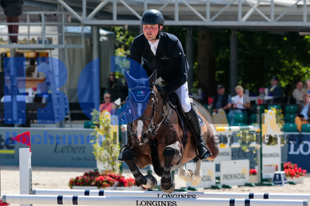 Longines Balve Optimum - Springen Samstag {date} -  | {headline}(Foto: Sebastian Sendlak / BOND) - Realisiert mit Pictrs.com