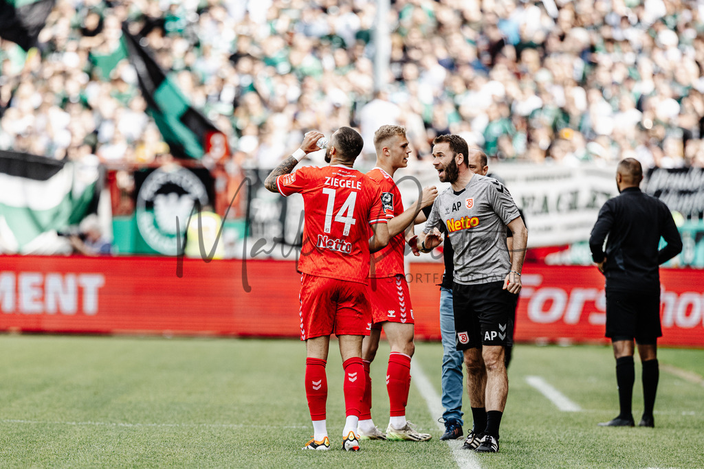 3. Liga, Saison 2023/24, 32. Spieltag: SC Preußen Münster - Jahn Regensburg | Münster, 06.04.2024: 3. Liga, 32. Spieltag, SC Preußen Münster gegen Jahn Regensburg im LVM-Preußenstadion in Münster. Foto: sportfotografie.ms | Markus Paletta - Realisiert mit Pictrs.com