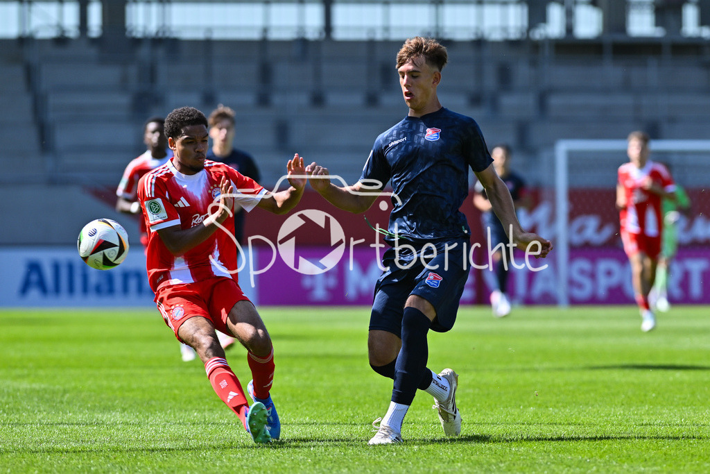 FC Bayern München U19 - SpVgg Unterhaching U19 | im Duell Chivano WIJKS (FCB #2) und Luis HASENSTAB (Haching 4) / Zweikampf / U19 DFB-Nachwuchsliga: FC Bayern München U19 - SpVgg Unterhaching U19; FC Bayern Campus am 10.08.2025