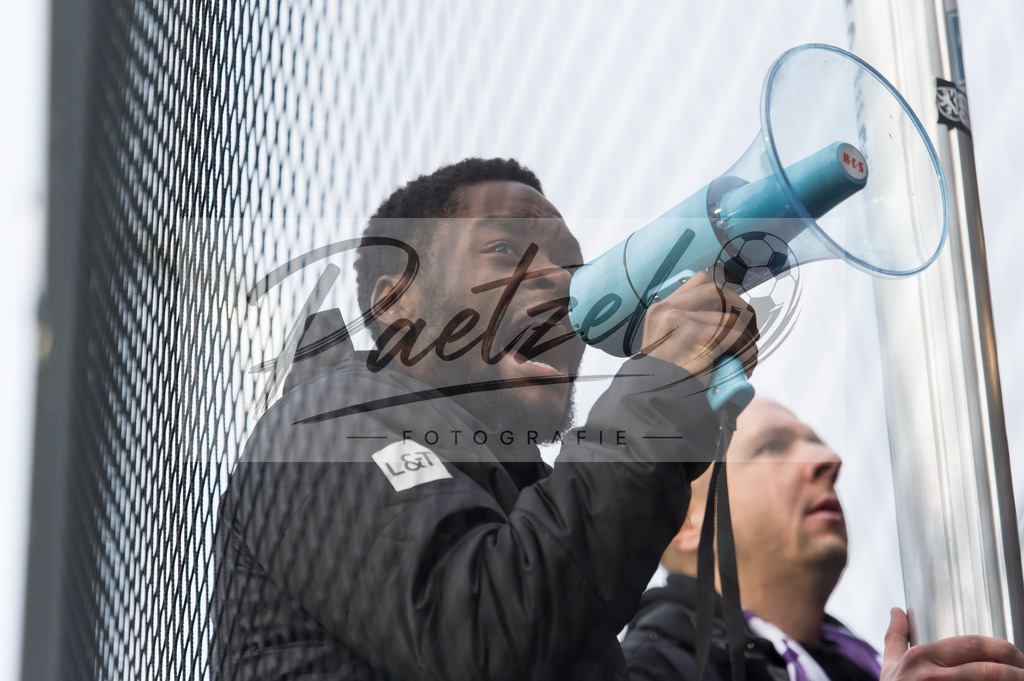 OSNTSV20211106_171 | Fussball, Herren: Ba-Muaka Simakala (VfL Osnabrueck) schaut bei dem Spiel der 3. Liga zwischen VfL Osnabrueck und TSV 1860 Muenchen im Stadion an der Bremer Bruecke am 06.11.2021 in Osnanbrueck, Deutschland.DFB / DFL REGULATIONS PROHIBIT ANY USE OF PHOTOGRAPHS AS IMAGE SEQUENCES AND/OR QUASI-VIDEO. - Realisiert mit Pictrs.com