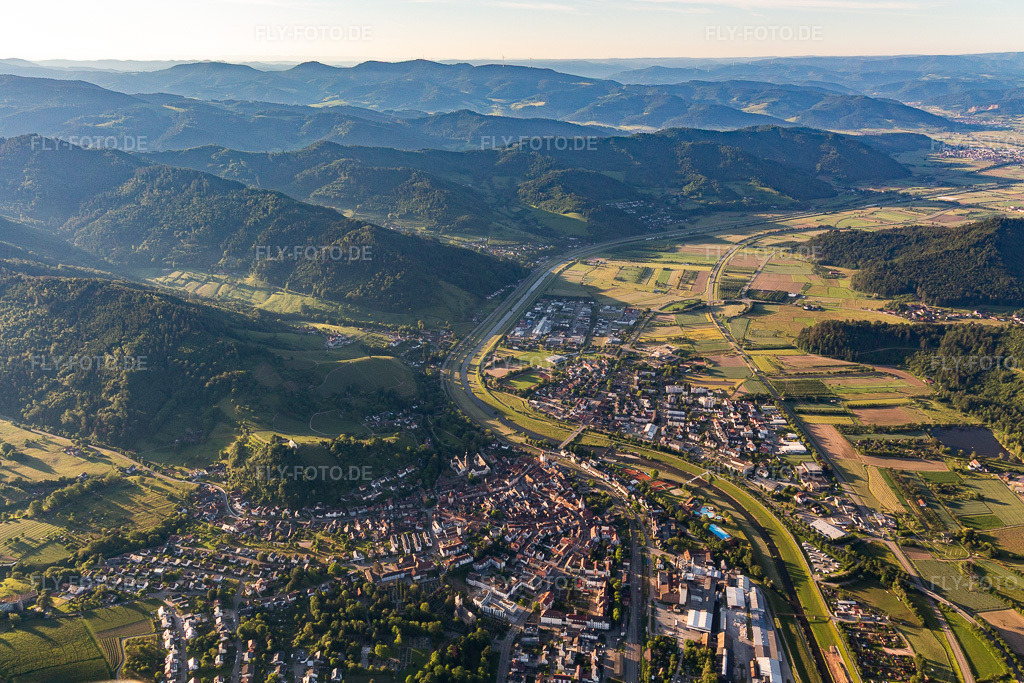 Luftbild: Ortsansicht in Gengenbach im Bundesland Baden-Württemberg in Deutschland. Foto: IMG_114925.jpg vom 01.06.2019 durch Werner Riehm/FLY-FOTO.de