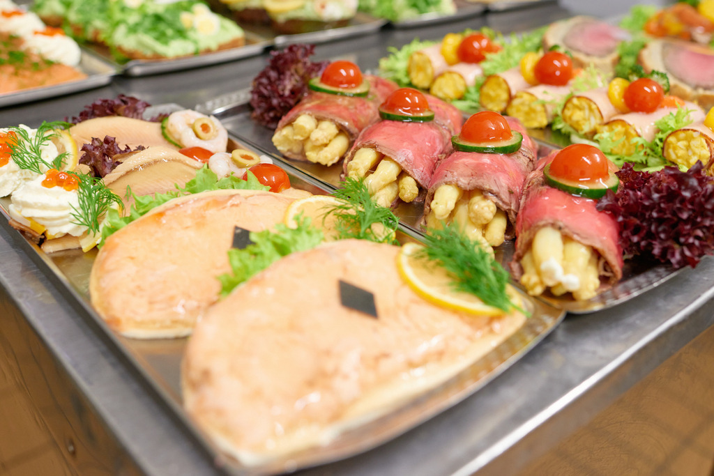 Cafe Sluka - eine Auswahl an frischen Sandwiches | Wien, Austria - March 28, 2018: Conditorei Sluka Rathausplatz; eine Auswahl an frischen Sandwiches auf silbernen Tabletts. - Realisiert mit Pictrs.com