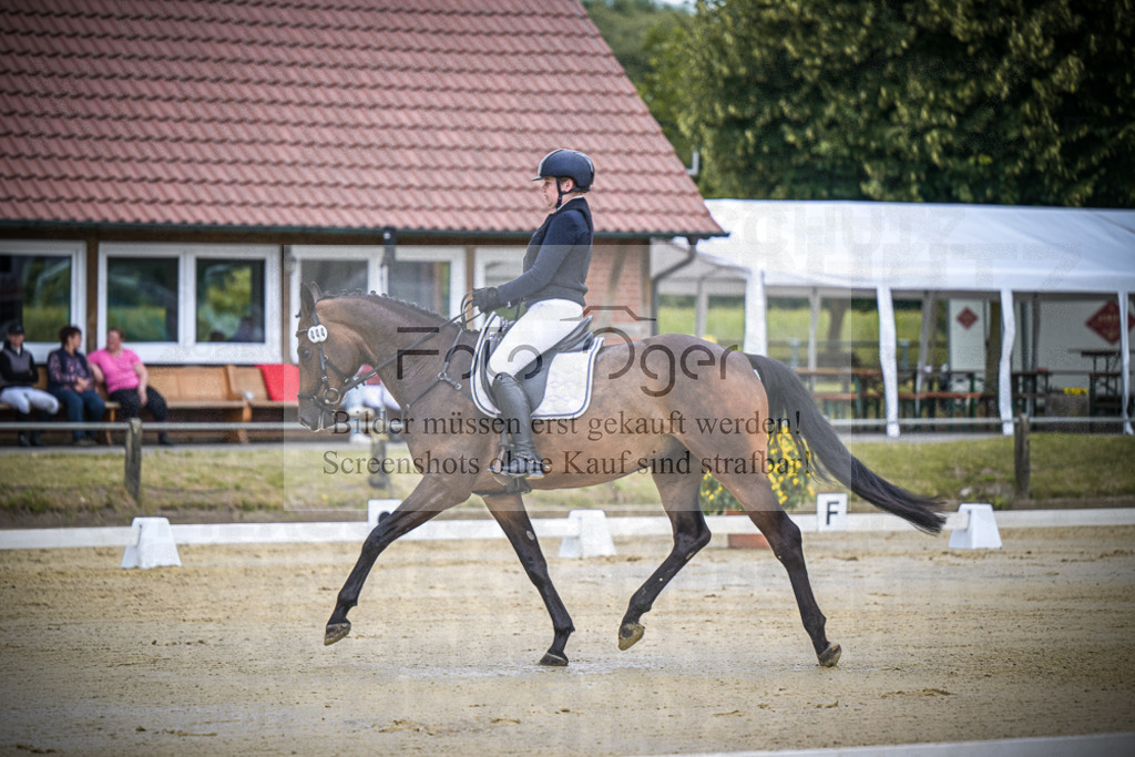 DOS_8013 | Entdecke hochwertige Reitturnierfotos von Foto Oger. Professionell, emotional und authentisch – jetzt Lieblingsmomente im Shop bestellen.Deutschlandweite Turnierfotografie. - Realisiert mit Pictrs.com
