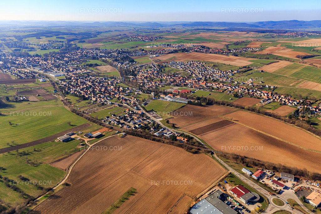 Aerial view: View of the town from the east in Niedermodern in the state Bas-Rhin, France. – Photo: IMG_097490.jpg taken on 03/16/2017 by Werner Riehm/FLY-FOTO.com – Resolution of the original: 5237 x 3491 px
