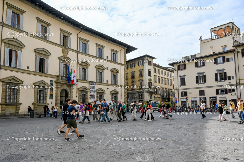 Italien_ Toscana_ Florenz_ 30.05.2024-259 | 30.05.2024, Italien, ITA, Toskana, Florenz im Bild Stadtansichten, Gebäude, Architektur, Touristen, Historisch, Souvenir, Altstadt, Museum, Statuen, Skulpturen, Piazza della Signoria, Statue David, Palazzo Vecchio, Neptunbrunnen, Piazza della Repubblica, Ponte Vecchio, Brücke, Uffizien, Kathedrale Santa Maria del Fiore, Arno, Fluß


Florenz, Firenze, ist eine italienische Großstadt. Nach Einwohnern ist sie die achtgrößte Stadt Italiens. Florenz ist die Hauptstadt sowie größte Stadt der Region Toskana und der Metropolitanstadt Florenz, in der etwa eine Million Menschen leben. Florenz ist für seine Geschichte berühmt. Leonardo da Vinci verbrachte große Teile seiner Jugend in Florenz, Michelangelo fand Unterschlupf in der Kirche der Medici, Galileo Galilei wohnte als Hofmathematiker in den Palästen der Medici. Von 1865 bis 1871 war die Stadt die Hauptstadt des neu gegründeten Königreichs Italien. Das historische Zentrum von Florenz zieht Jahr für Jahr Millionen von Touristen an. Die historische Innenstadt wurde von der UNESCO im Jahre 1982 zum Weltkulturerbe erklärt. 
Quelle: Wikipedia
